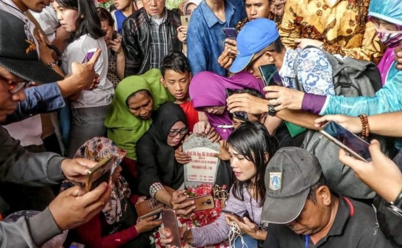 Selfie di Pemakaman Jadi Tren? Fenomena 'Grave Aesthetic' yang Bikin Ramai Perdebatan