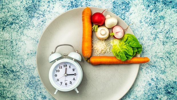 Gerebek Tren ‘Smart-Fasting’: Ketika Diet Intermiten Warga Jakarta Sepanjang Oktober 2026 Sepenuhnya Diatur oleh Kalung Biosensor AI yang Mengunci Kulkas Otomatis
